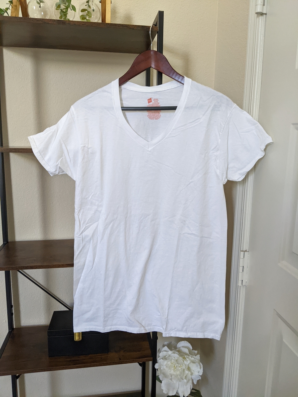 Hanes Tagless White Deep V-Neck Men's Medium 100% Cotton Short Sleeve Tee